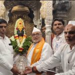 विठुरायाच्या चरणी मुस्लिम युवकाचं अनोखं श्रद्धांजली अर्पण — एक लाखाचा मुकुट अर्पण करत भावनिक श्रद्धा