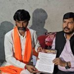 केंद्रीय सामाजिक न्याय राज्यमंत्री रामदास आठवले यांनी मराठा आंदोलक मनोज जरांगे – पाटील यांची घेतली भेट