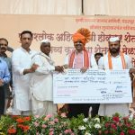 ‘पुण्यश्लोक अहिल्यादेवी होळकर कर्जमुक्ती योजनेअंतर्गत’ शेतकऱ्यांना कर्जमुक्ती प्रमाणपत्रांचे मुख्यमंत्री देवेंद्र फडणवीस यांच्या हस्ते वितरण