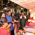 मुख्यमंत्री देवेंद्र फडणवीस यांच्या ‘वर्षा’ निवासस्थानी श्रीगणेशाची विधिवत प्रतिष्ठापना; पर्यावरणपूरक गणेशोत्सवाचे आवाहन